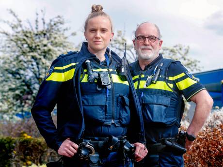 Werk als familieagent: vier uur lang zat René naast de vader bij het graf van zijn verdronken zoontje