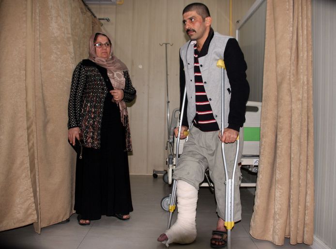 Een slachtoffer van de aardbeving wordt geholpen in het ziekenhuis van Sulaimaniya in Irak.