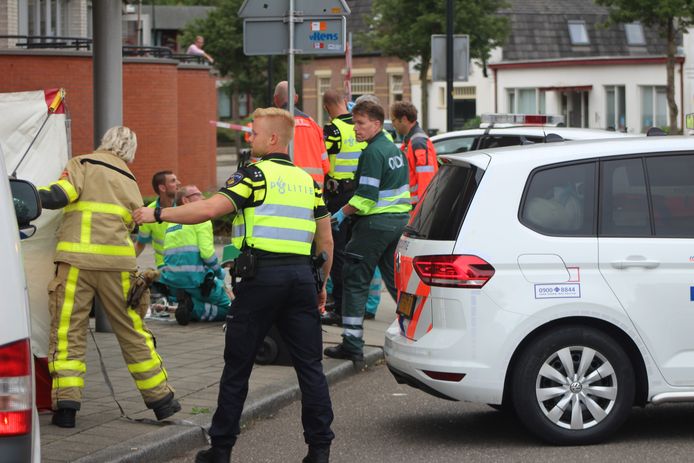 Een levenloos lichaam is aangetroffen aan de Stoomwezenstraat in Apeldoorn.