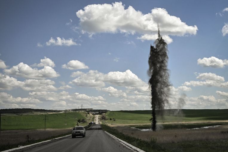 Een mortier explodeert naast een weg in de richting van de Oost-Oekraïense stad Lysytsjansk, die zwaar onder vuur ligt. Het Russische leger voert de afgelopen dagen meer aanvallen uit op het gebied en heeft enkele steden inmiddels vrijwel geheel omsingeld.  Beeld AFP