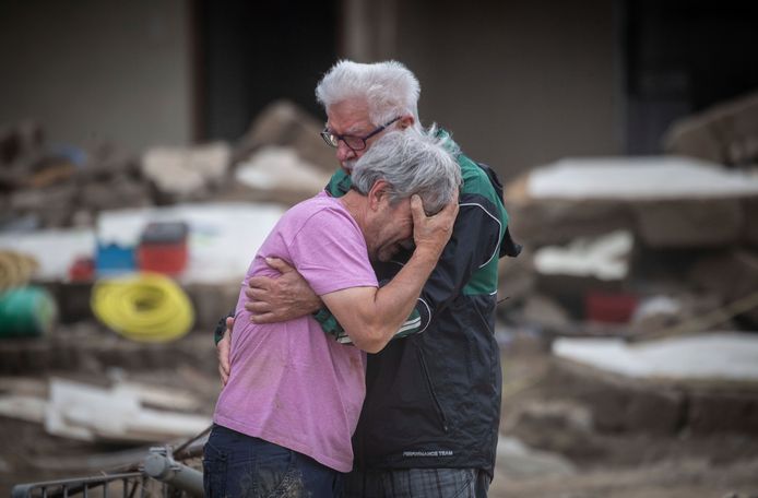 19 juli, vijf dagen na de ramp: twee broers huilen voor het verwoeste huis van hun ouders in Altenahr, waar meer dan honderd doden vielen.