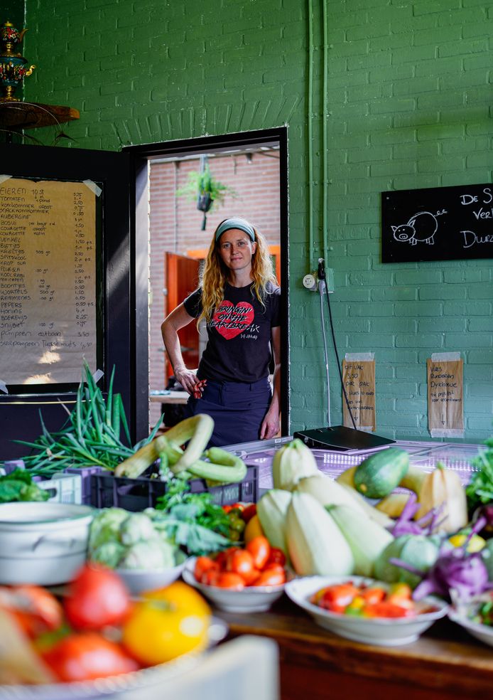 Ellen Willems teelt van alles op de 1,5 hectare die ze tot haar beschikking heeft bij het stadslandbouwproject 'De Stadsboerin'.