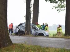 Auto knalt met linker- én rechterkant tegen boom, zwaargewonde bestuurder per heli naar Nijmegen