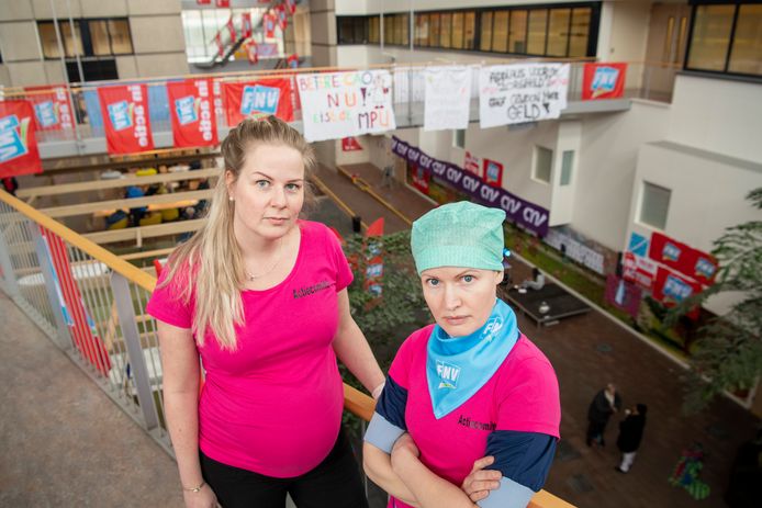 Operatie-assistent en actieleider Annelie Buter (rechts) en oncologieverpleegkundige Paulien van der Knokke van Gelre ziekenhuizen zien dat het voeren van acties effect hebben gehad, nu er een cao-akkoord ligt.