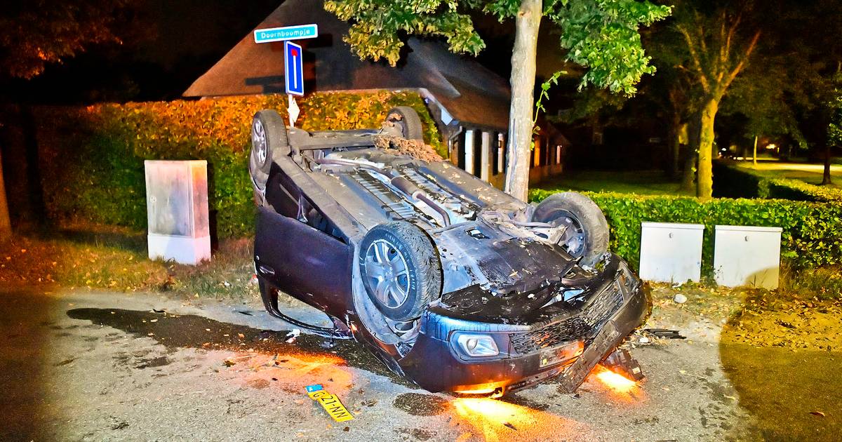 Auto met vijf jongeren landt op zijn kop in Hooge Mierde