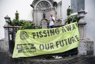 Nieuwe maand, nieuwe stunt: Brugse klimaatactivist plakt zich vast aan standbeeld van Manneken Pis