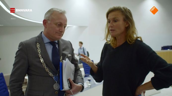 De confrontatie tussen burgemeester Arjen Gerritsen en presentatrice Sophie Hilbrand.