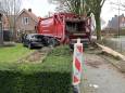 Chauffeur vuilniswagen wordt onwel, botst tegen auto en rijdt boom omver: fikse schade in Wijk en Aalburg