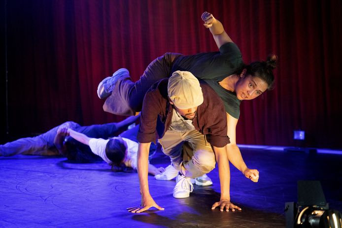 Voorstelling ISH (breakdance/acrobatiek) op de Parade in Eindhoven, in tent naast Parktheater.