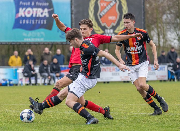 MZC'11 (zwarte shirts, hier in actie tegen Yerseke) is de hoogst spelen