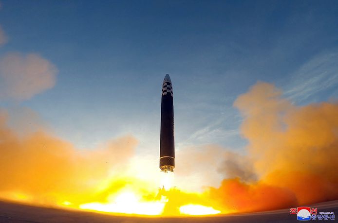 De lancering van de Hwasong-17 intercontinentale ballistische raket door Noord-Korea afgelopen donderdag, op een foto die is vrijgegeven door het Noord-Koreaanse staatspersbureau KCNA.