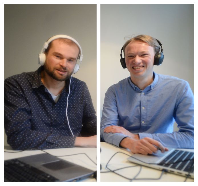 Tom Morssink (links) en Willem-Jan Velderman gaan in hun podcast Het Keukentafelgesprek op zoek naar de mens achter de Twentse burgemeester of wethouder.