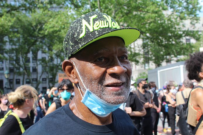 Lorenzo Pace, schrijver van kinderboeken over de geschiedenis van zwarte Amerikanen, tijdens het protest in New York.
