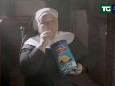 Katholieken boos om ‘godslastering’ in Italiaanse tv-reclame: nonnen krijgen geen hostie maar chips