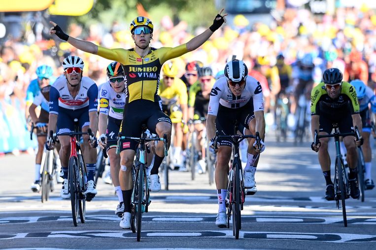 Van Aert sprintte in de vijfde etappe naar de zege in Privas.  Beeld Photo News