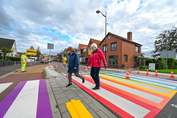 De eerste voetgangers maakten gistern al gebruik van het regenboogzebrapad aan de Zandeweg. Aan de andere kant van Oudenbosch ligt er nog één.