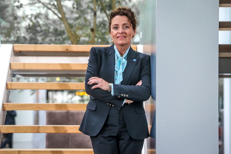Ze is amper vijf maanden Vlaams minister van Energie geweest, maar in Brussel kennen ze de ‘pitbull uit het Maasland’ intussen maar al te goed. Lydia Peeters is kritisch voor de betonstop, denkt niet aan rekeningrijden en wil Vlaanderen energiezuiniger maken dan ooit. Mét één oog op de thuisbasis gericht. “Hoe meer Limburgse ministers, hoe beter.”