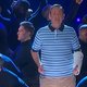 Een zoetgevooisde Kevin Spacey duikt de verkleedkoffer in tijdens openingsceremonie van de Tony Awards