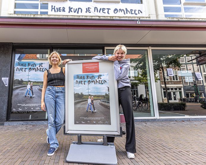 De zussen Lieke (links) en Anne van der Vegt geven de voorstelling ‘Hier je kunt niet omheen’ in een leegstand pand aan de Oude Vismarkt.