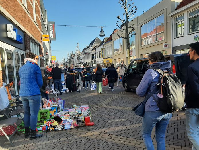 De kindervrijmarkt in Doetinchem is woensdagmorgen kort voor 9 uur van start gegaan.