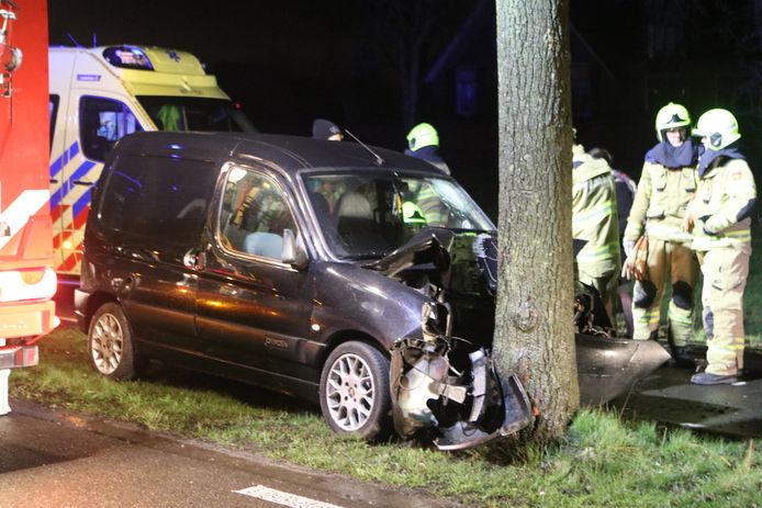 Op de Lage Valkseweg in Lunteren is een auto tegen een boom gereden.