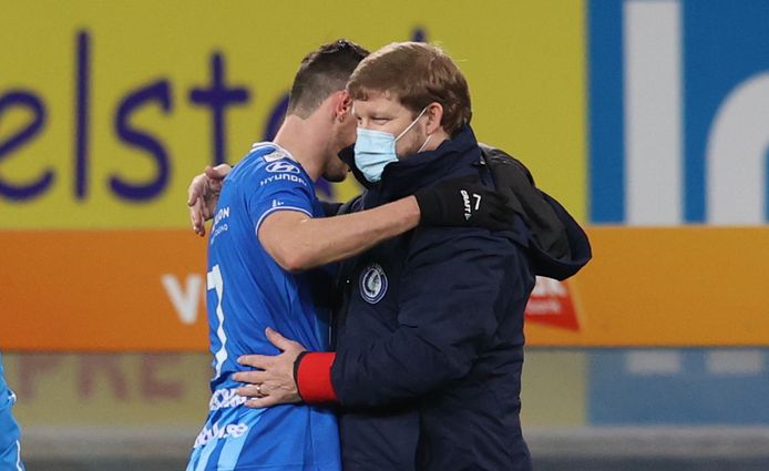 Hein Vanhaezebrouck feliciteert Roman Yaremchuk na zijn late winner.