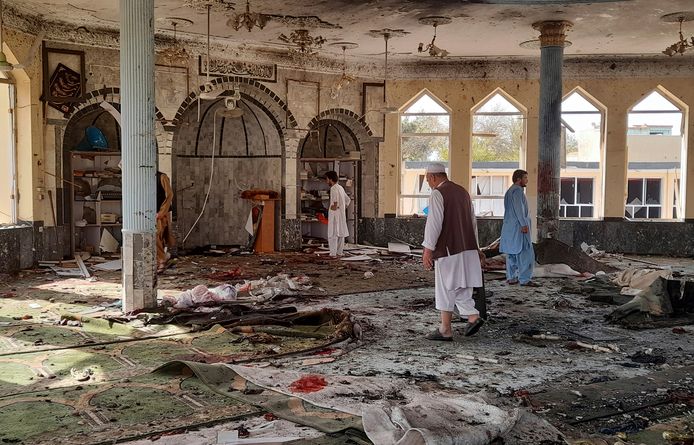 Mensen inspecteren de schade in de moskee na de ontploffing.