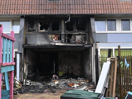 Grote brand verwoest woning in Gendt, kat overleden: politie onderzoekt mogelijke brandstich­ting