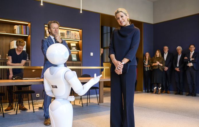 Koningin Maxima met de interactieve robot Leolani tijdens een werkbezoek aan de Koninklijke Nederlandse Akademie van Wetenschappen (KNAW).