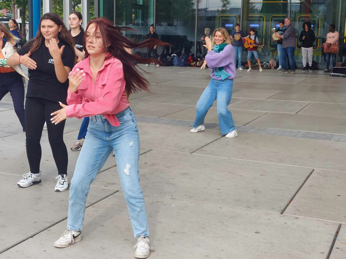 Leerlingen MSKA verrassen met verbindende flashmob | Foto | hln.be