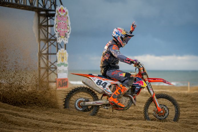 Jeffrey Herlings komt in 2016 als winnaar over de streep in de Red Bull Knock-Out in Scheveningen.