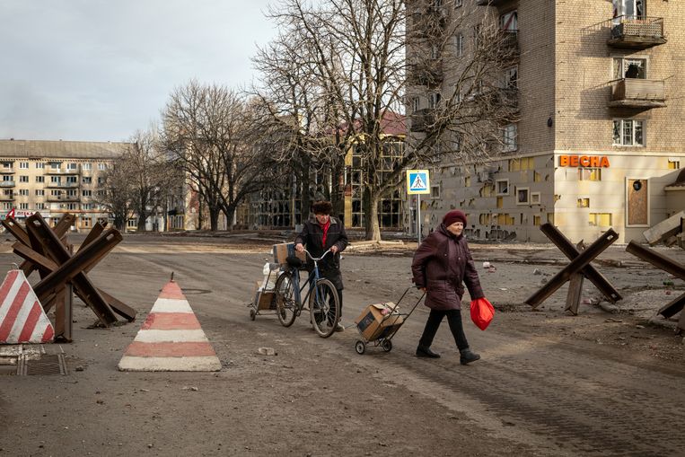 Inwoners van Bachmoet in de straten van de stad. Beeld NYT