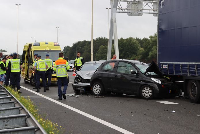 De twee personenauto’s lopen bij de botsing flinke schade op.