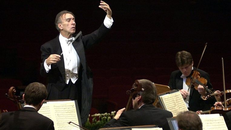 De beroemde Italiaanse dirigent Claudio Abbado met het Berlin Philharmonic Orchestra in Rome. Beeld EPA