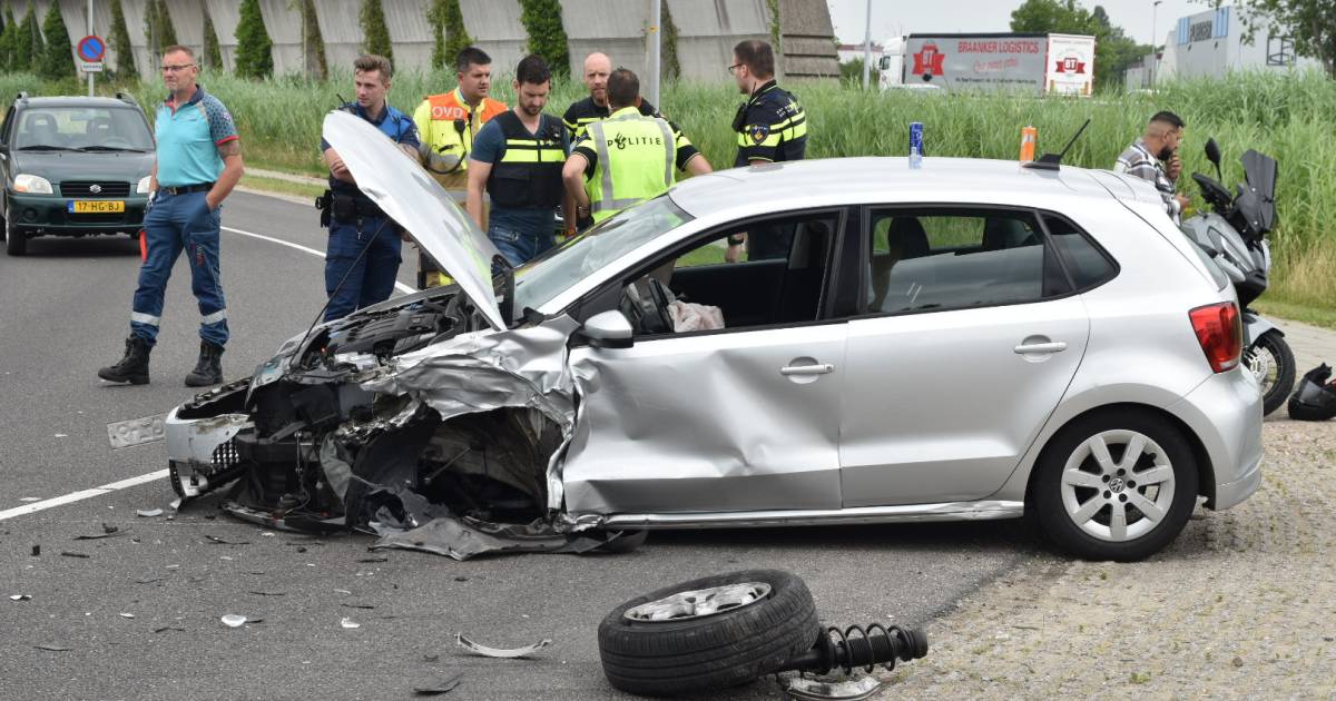Gewonde bij frontale botsing in flauwe bocht in Zaltbommel.