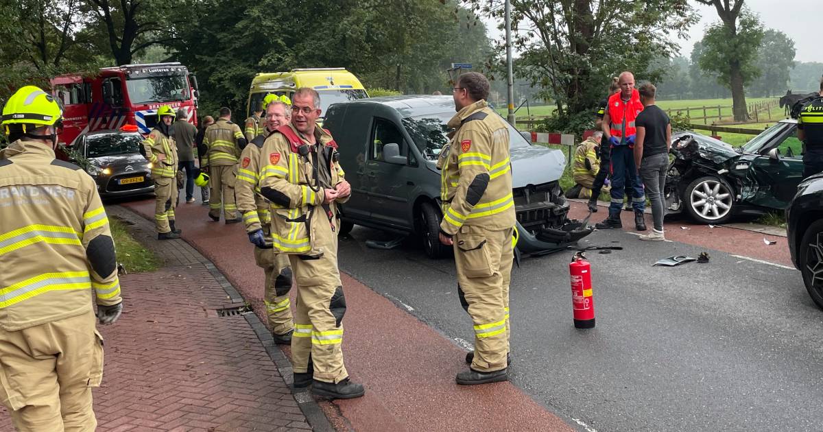 Vrouw en kind gewond door harde botsing tussen bestelwagen en personenauto in Lunteren.