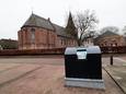 De luiercontainer voor Kerkwijk staat nu vlakbij de kerk. De dorpsraad overlegt met de gemeente over een andere plek.