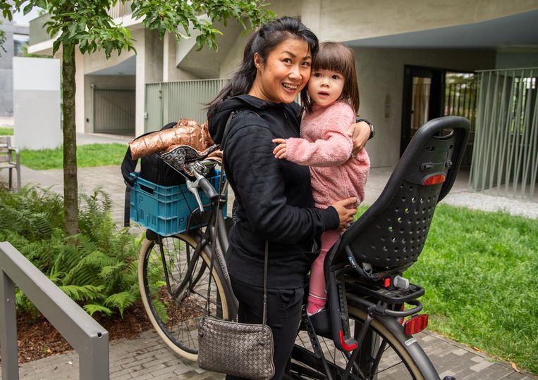 Hoa Truong (42) moet noodgedwongen een nieuwe school zoeken voor dochtertje May-Isa (2,5), die in september naar het instapklasje van basisschool Zuidzin zou gaan. Beeld Joel Hoylaerts / Photo News