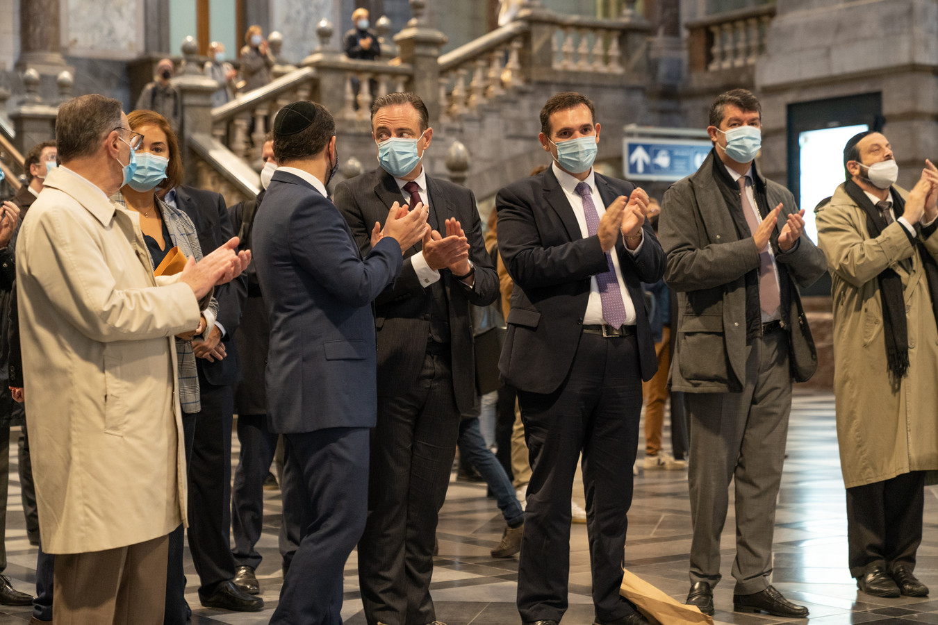Schepen voor Cultuur Nabilla Ait Daoud (N-VA), kamerlid Michael Freilich, burgemeester Bart De Wever en CEO van Antwerp World Diamond Centre Ari Epstein woonden de voorstelling Resonance in de inkomhal van het Centraal-Station bij.