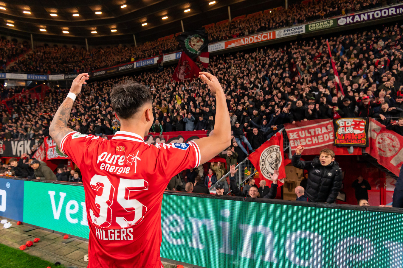 Mees Hilgers is de held van de avond, hij maakte de winnende voor FC Twente.