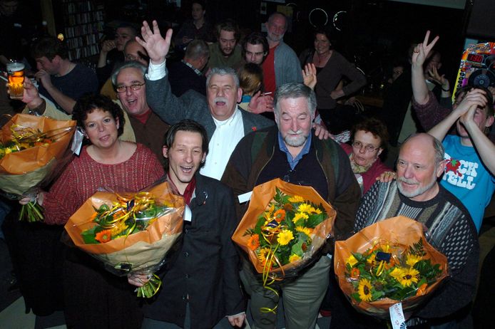 In 2006 ging de SP van twee naar vier zetels in Breda.  De nieuwe raadsleden toen (vlnr met bloemen):  Joyce van der Zanden, Maurice Spapens, Koos Gouka en Frank Vergroesen.