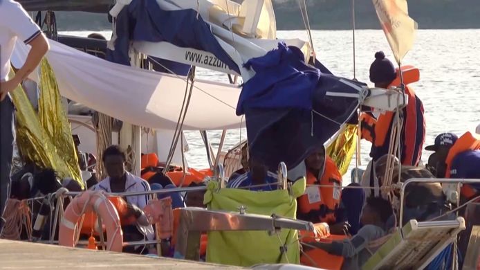 Migranten aan boord van het reddingsschip Alex.