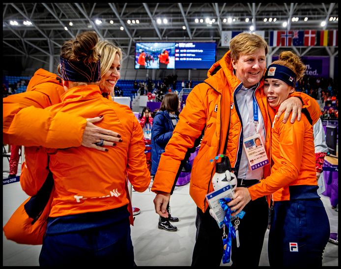 Koningin Maxima troost Ireen Wüst (links) terwijl de Koning Willem Alexander de hand legt op de schouder van gouden Carlijn Achtereekte.