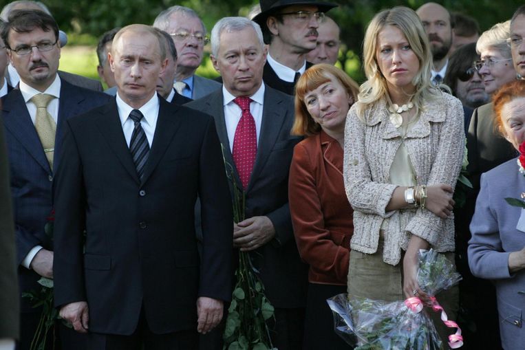President Poetin en Ksenia Sobtsjak in 2006 bij een gedenkteken voor haar vader Anatoli Sobtsjak. Beeld Zuma Press