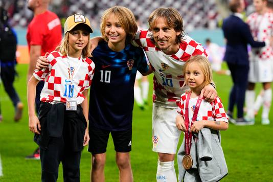 Luka Modric met zijn kinderen Sofia, Ivano en Ema.