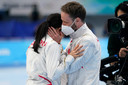 Miho Takagi en Johan de Wit na het olympische goud op de 1000 meter eerder dit jaar.