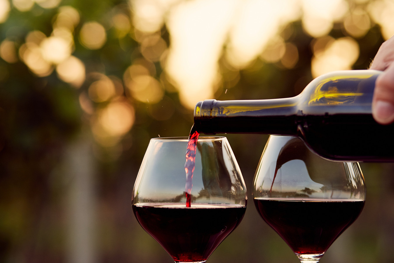 Bijna 60 procent denkt onterecht dat in een fles wijn zes glazen alcohol zitten Foto