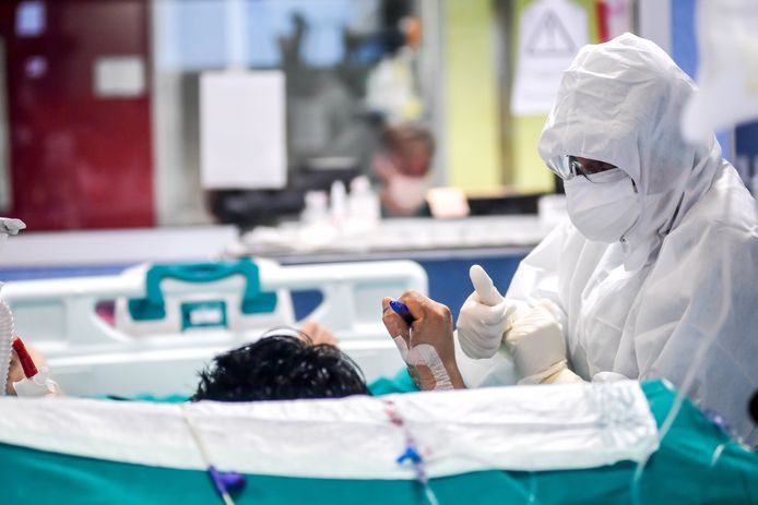 Een verpleger communiceert met een coronapatiënt in een ziekenhuis in Cinisello Balsamo, nabij Milaan.