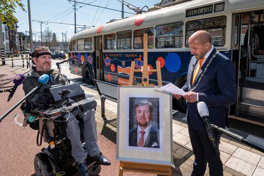 Dick Cochius wordt toegesproken door burgemeester Ahmed Marcouch van Arnhem.