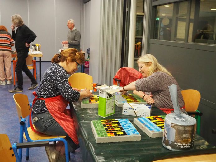 Mozaïeken voor de speciale stoeptegels, ter ere van Boskoop 800.